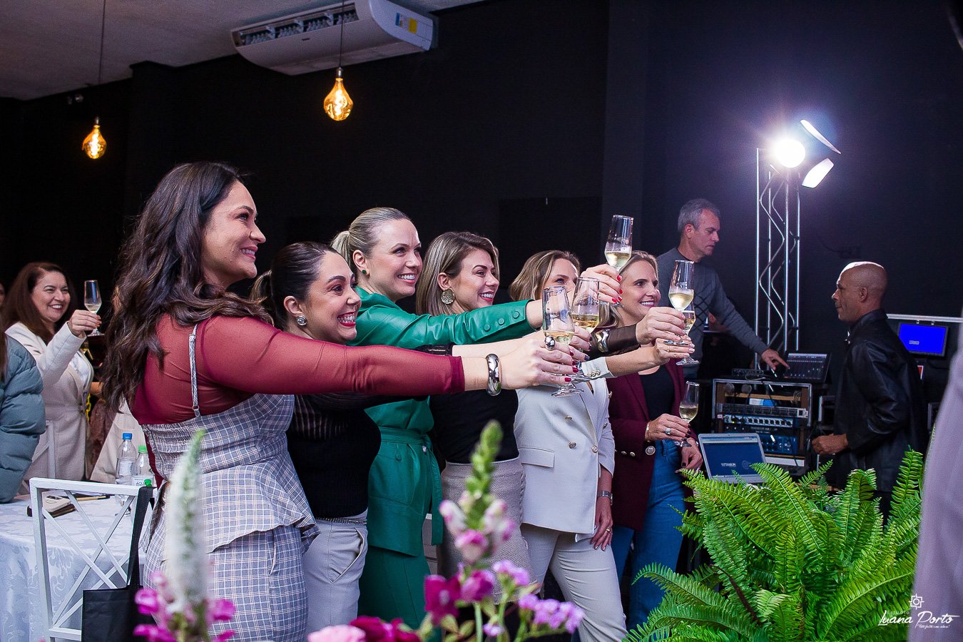 Empresárias brindando no evento